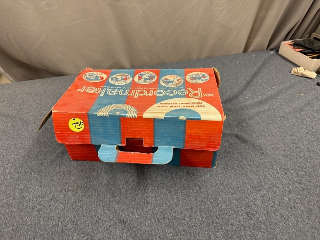 Recordmaker Toy Phonograph (1 of 3)