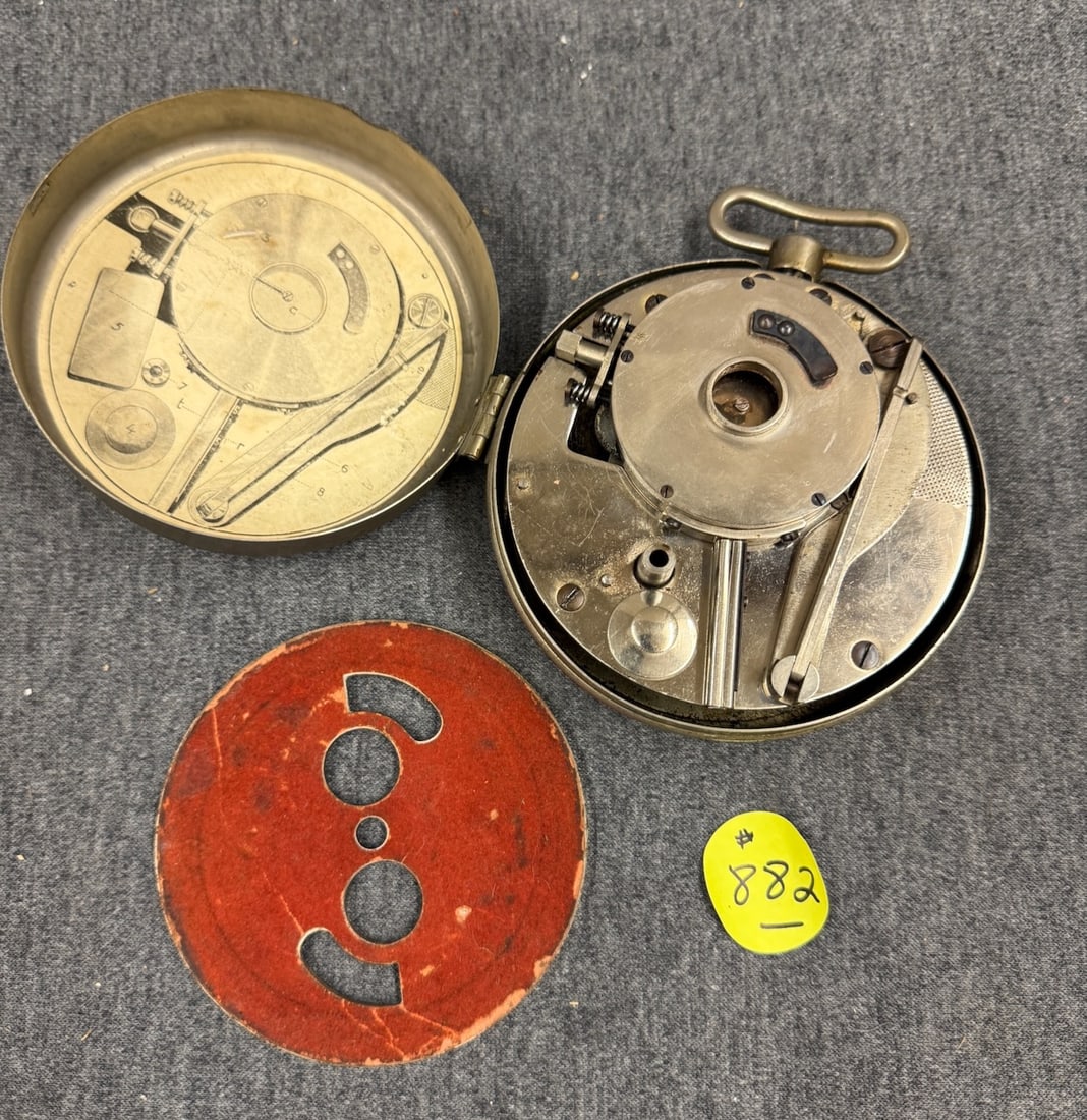 Mikiphone Round Pocket Phonograph (1 of 2)