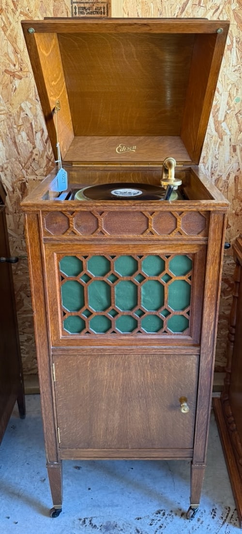 Edison S-19  Oak Floor Model Phonograph (1 of 2)