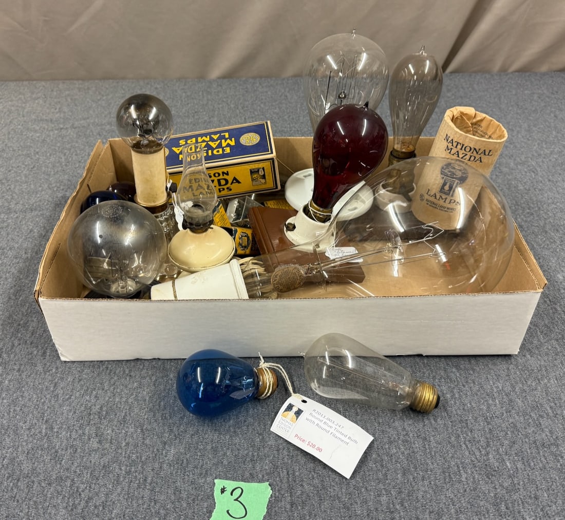 Group of Various Light Bulbs: One lot