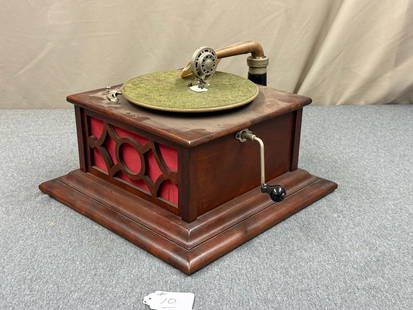 Standard Disc phonograph: Model Consola EE. Consolidated Talking Machine Co., Chicago. Complete with crank and reproducer