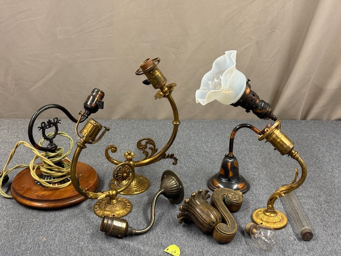 Group of electric light fixtures: 6 fixtures, one lot