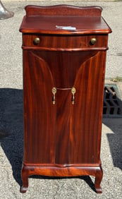 Very good Mahogany Cabinet