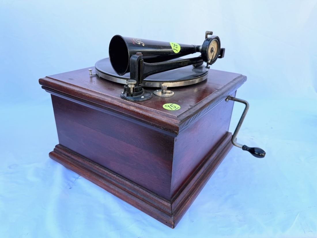 Rare Pathe' Disc Phonograph (1 of 4)