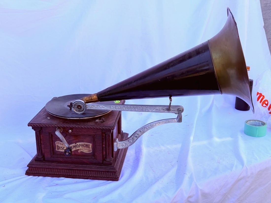 Columbia AH Disc Phonograph (1 of 3)