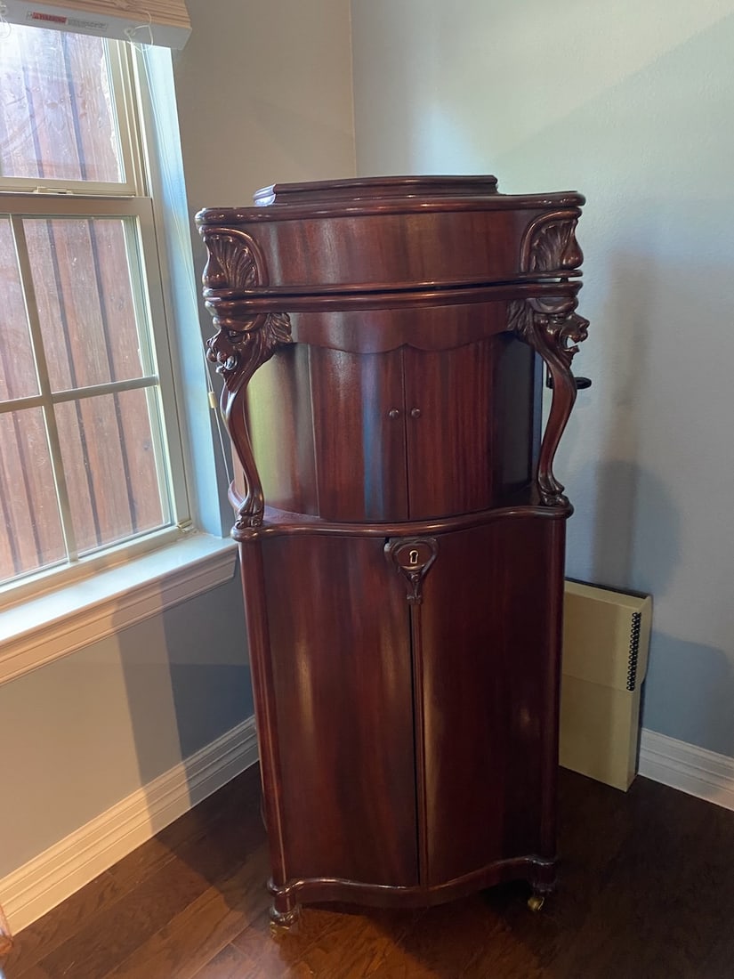 Columbia Deluxe Music Box Phonograph (1 of 2)