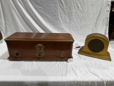 Radiola 60 Table Top Radio with RCA Speaker