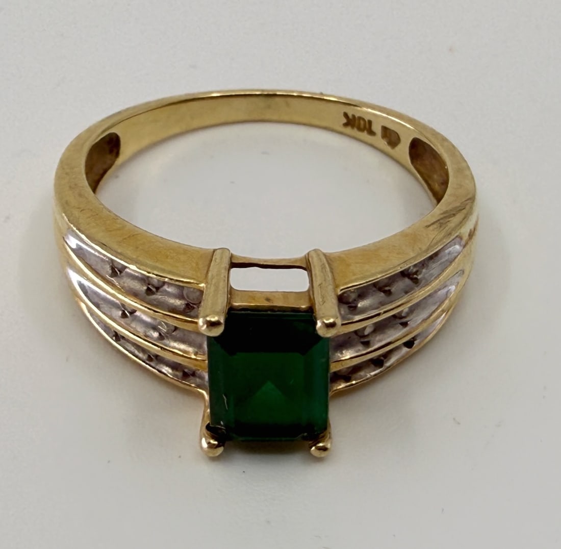 Emerald Ladies 10k Gold Ring (1 of 3)