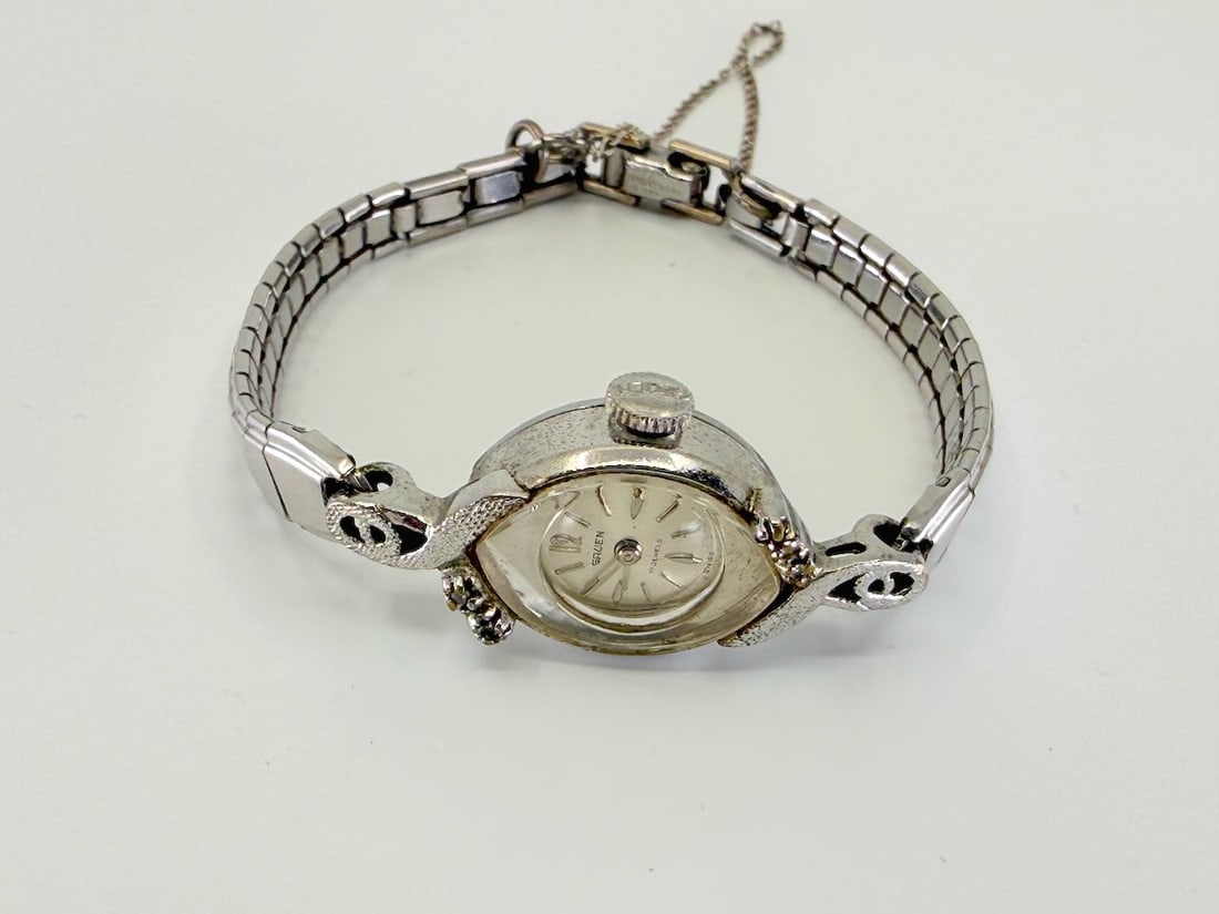 Gruen Ladies Wristwatch: 17j, SS Back, 14k gold filled case, c1965. Total Weight with band. 14.3g