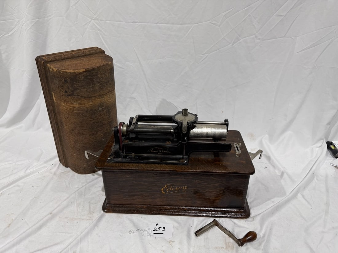 Edison Home Cylinder Phonograph: Model E, 2min, C reproducer(rebuilt), crank, new belt, original finish base, refinished lid, no horn, plays. SN-397582