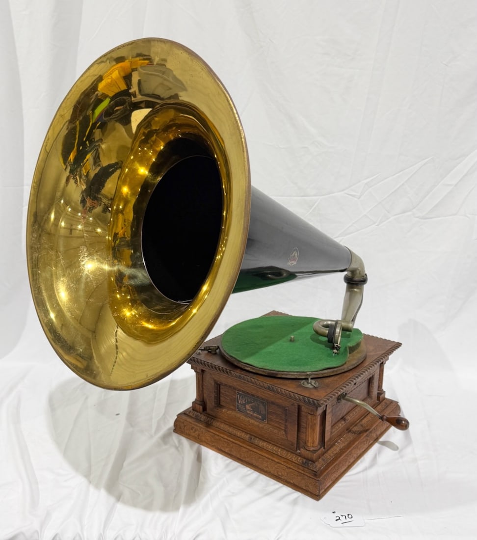 Victor D "Fancy Case" Disc Phonograph (1 of 3)