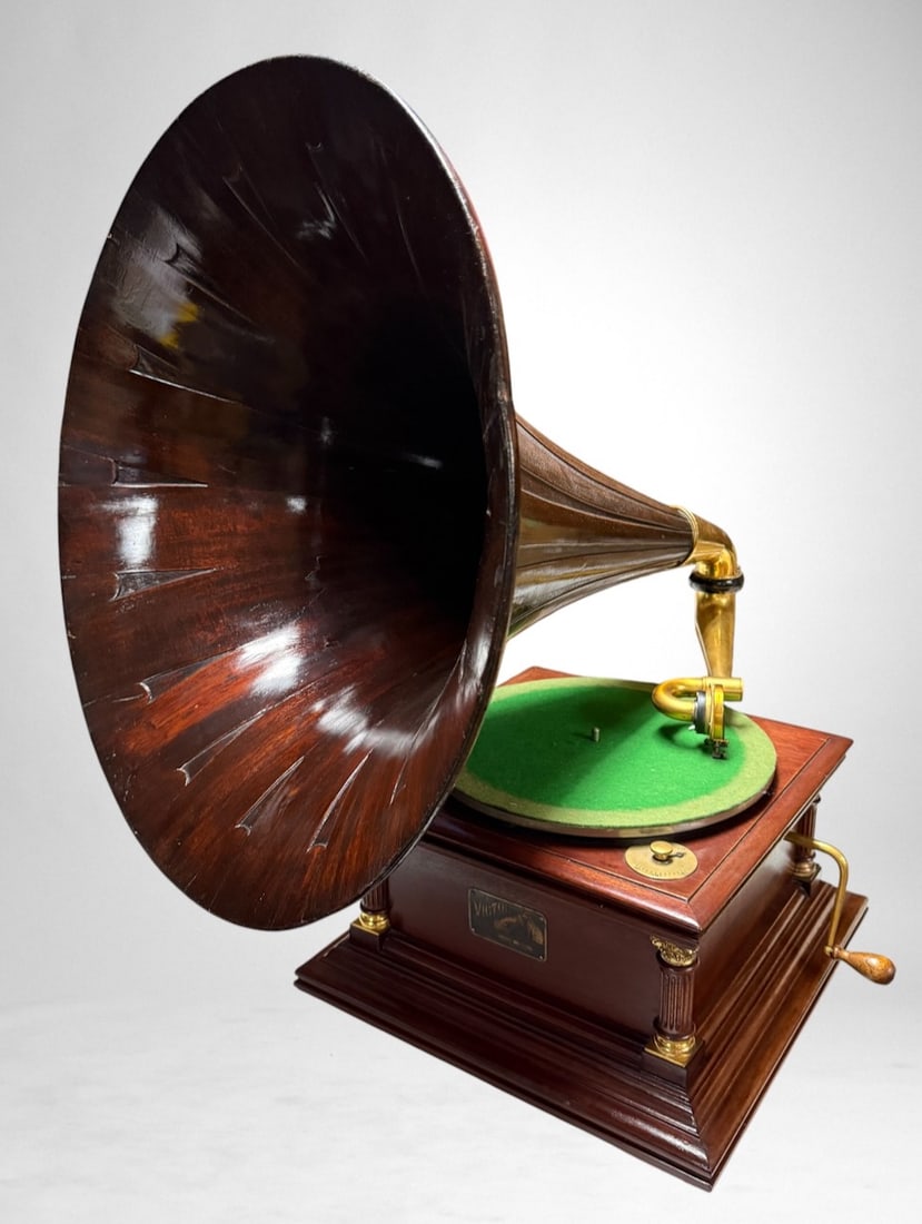 Victor VI Disc Phonograph (1 of 5)