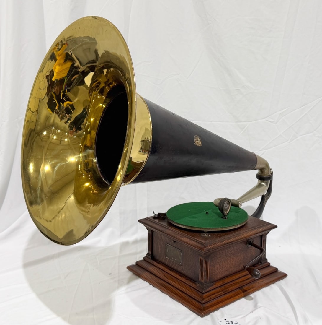 Victor III Disc Phonograph (1 of 3)