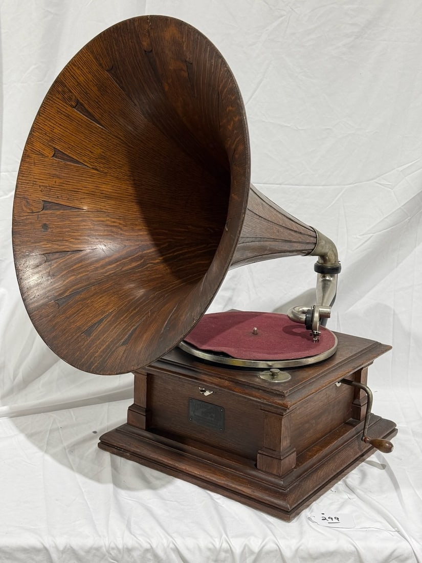 Victor V Disc Phonograph (1 of 4)