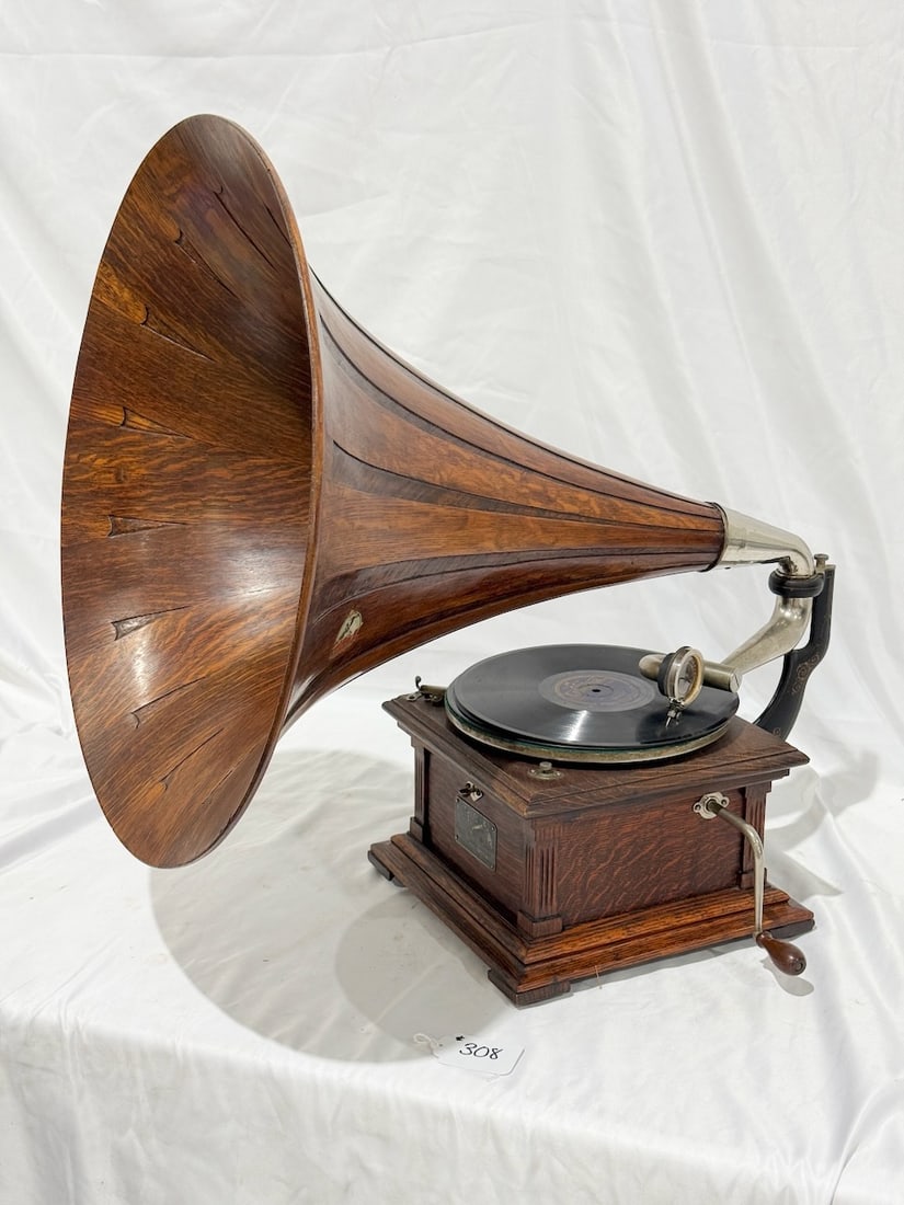 Victor II "Humpback" Disc Phonograph (1 of 6)