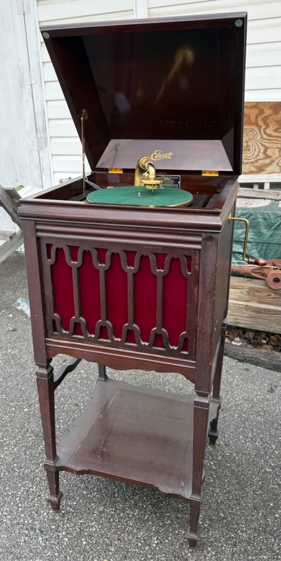 Edison B-150 Diamond Disc Phonograph (1 of 3)