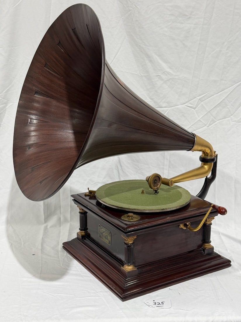 Victor VI Disc Phonograph (1 of 7)