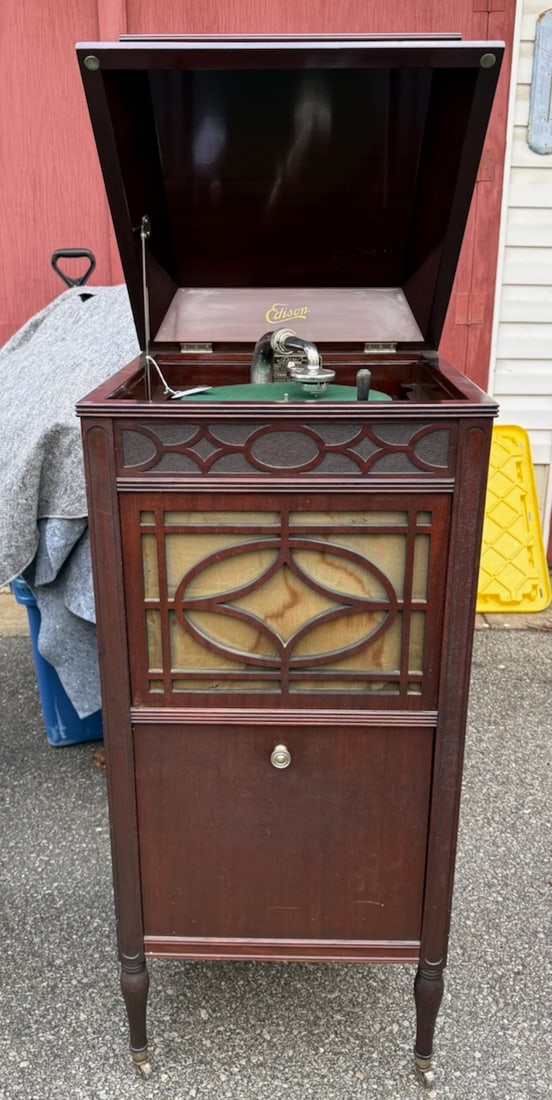 Edison C-150 Diamond Disc Phonograph (1 of 2)