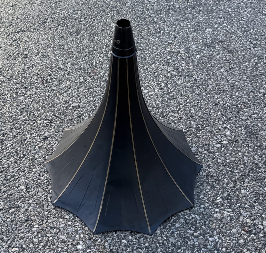 Black smaller rear mount horn.: Black with gold striping