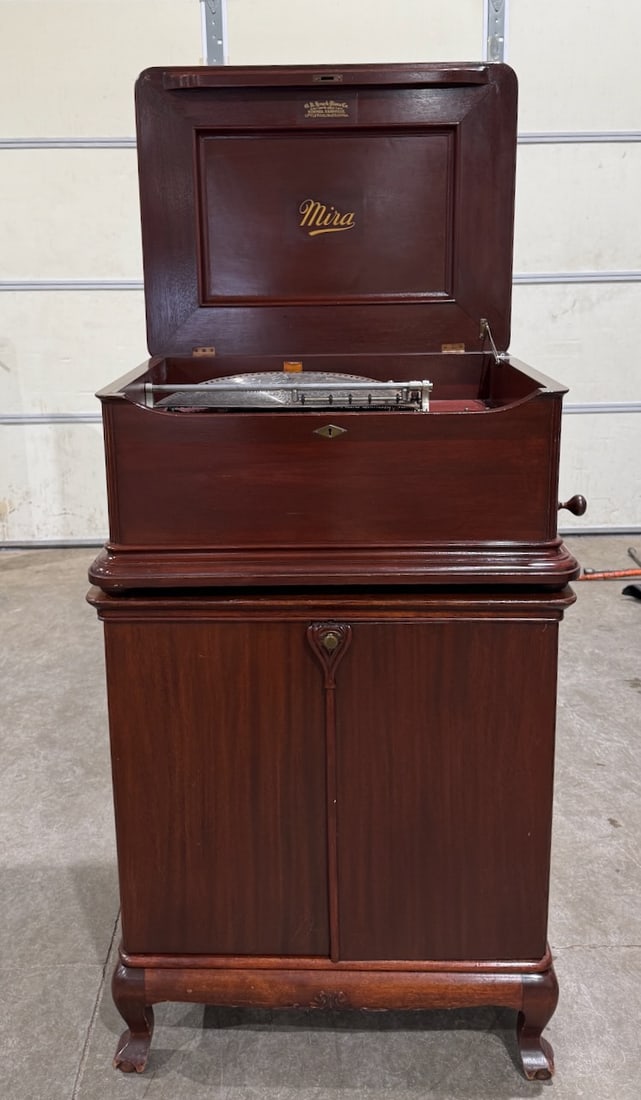 Excellent Mira Grand 18-1/2" Disc Music Box w/Matching Cabinet (1 of 9)