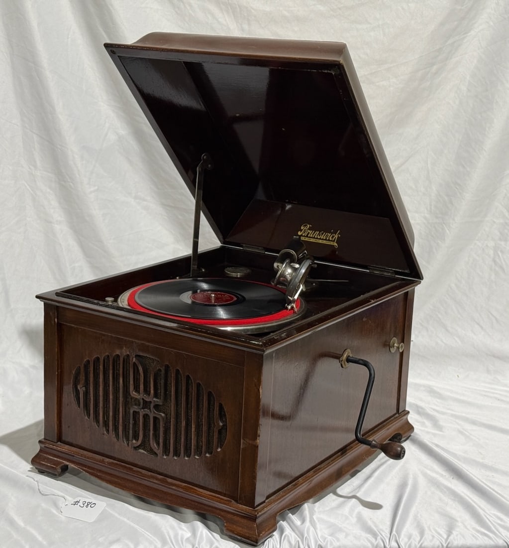 Brunswick Model 105 Disc Phonograph (1 of 4)