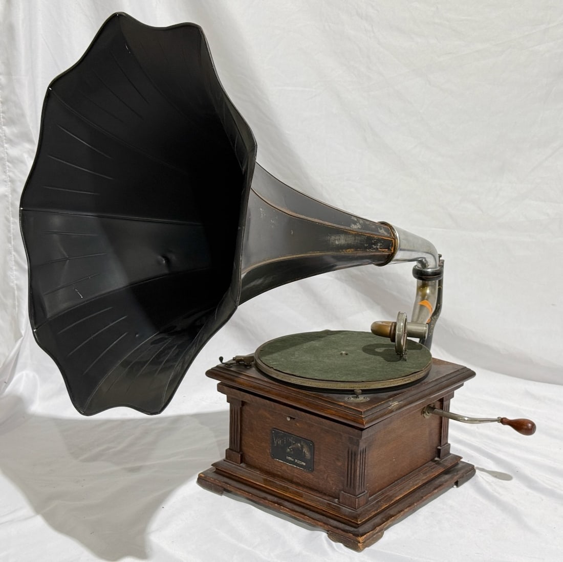 Victor II "Humpback" Oak Disc Phonograph: Victrola No. 2 reproducer and crank, Victor panel horn