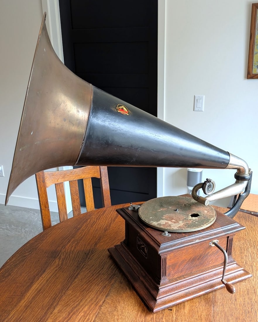 Oak Victor III Disc Phonograph (1 of 4)