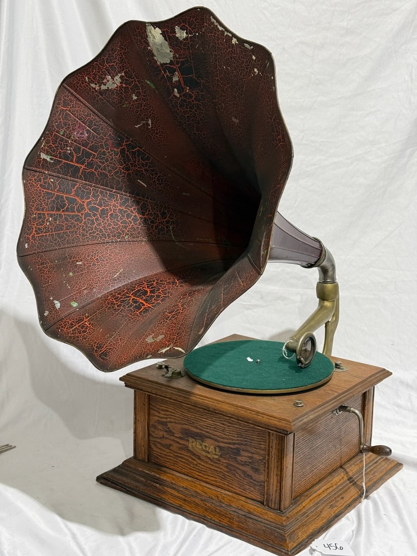Regal Disc Phonograph (1 of 2)