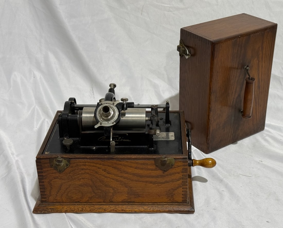 Edison Standard 4-Latch Cylinder Phonograph (1 of 3)