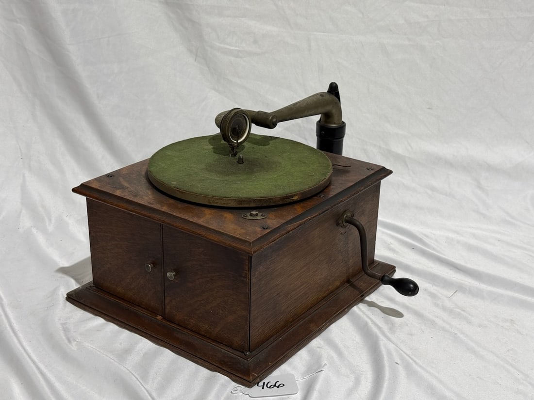Victor VV-IV A Disc Phonograph (1 of 3)