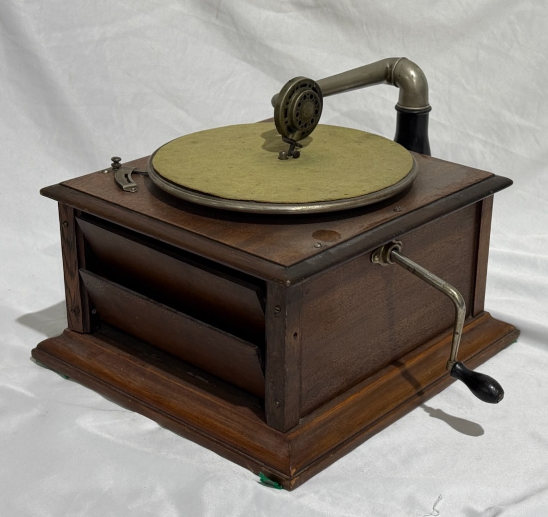 Columbia Disc Phonograph (1 of 3)