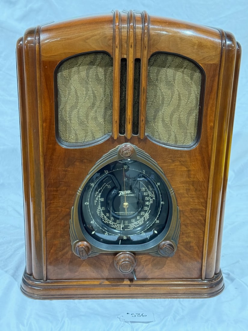 Zenith 7-J-232 Tombstone Radio (1 of 4)