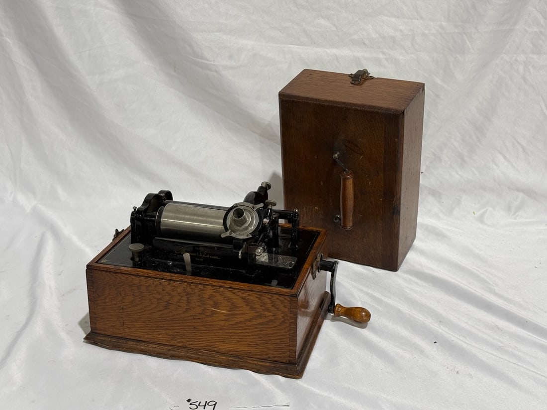Edison Standard 2-Latch Cylinder Phonograph (1 of 3)