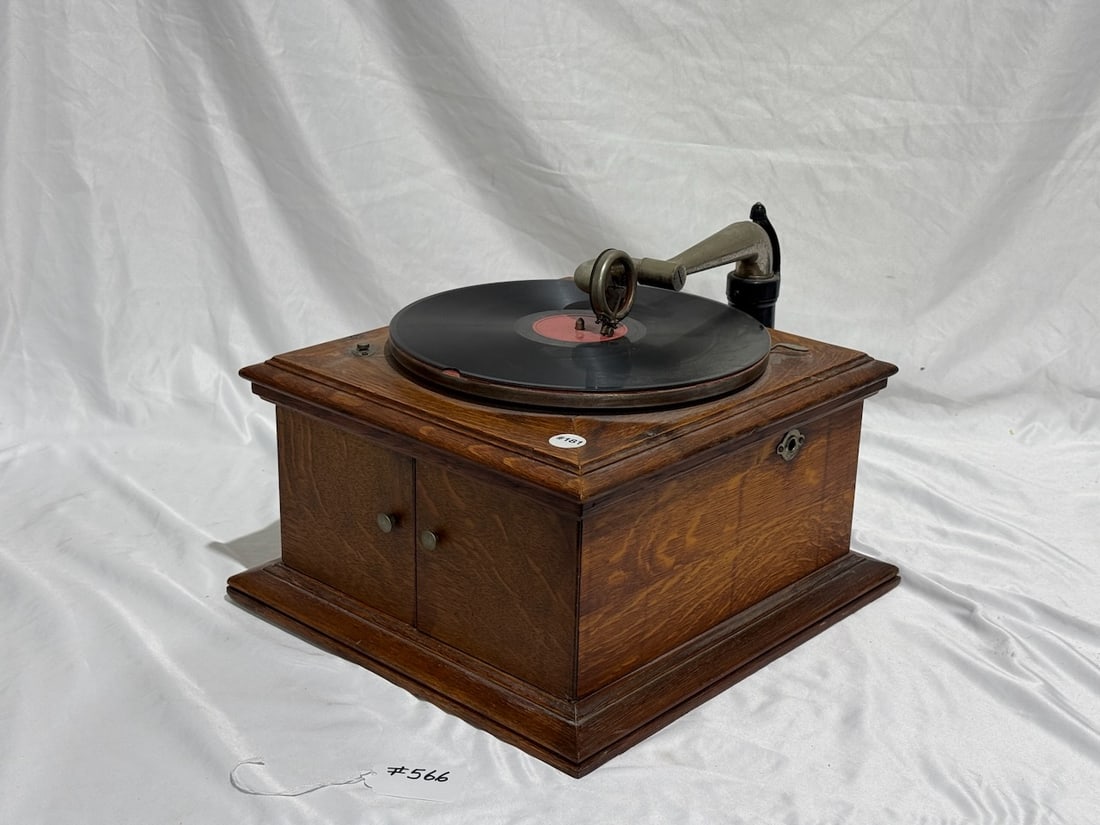 Victor VV-VI Disc Phonograph (1 of 2)