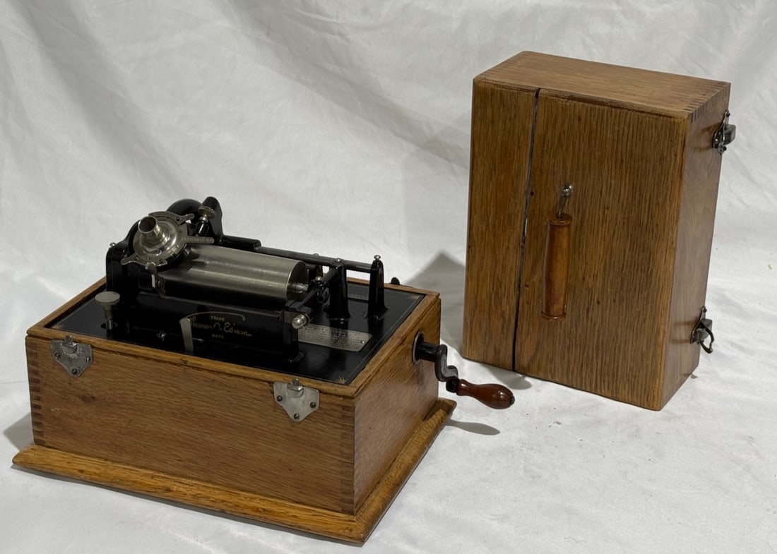 Edison Standard 2-Latch Cylinder Phonograph: C wing reproducer, crank. SN-S24435. Cover cracked.