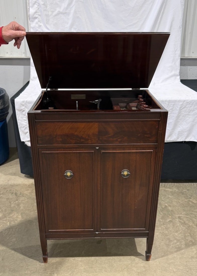 Freed Eisemann Radio Phonograph (1 of 5)