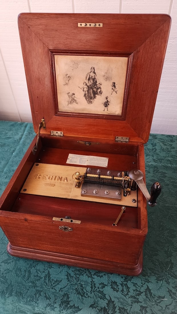 Regina 12-1/4" Style 16 Disc Music Box (1 of 5)