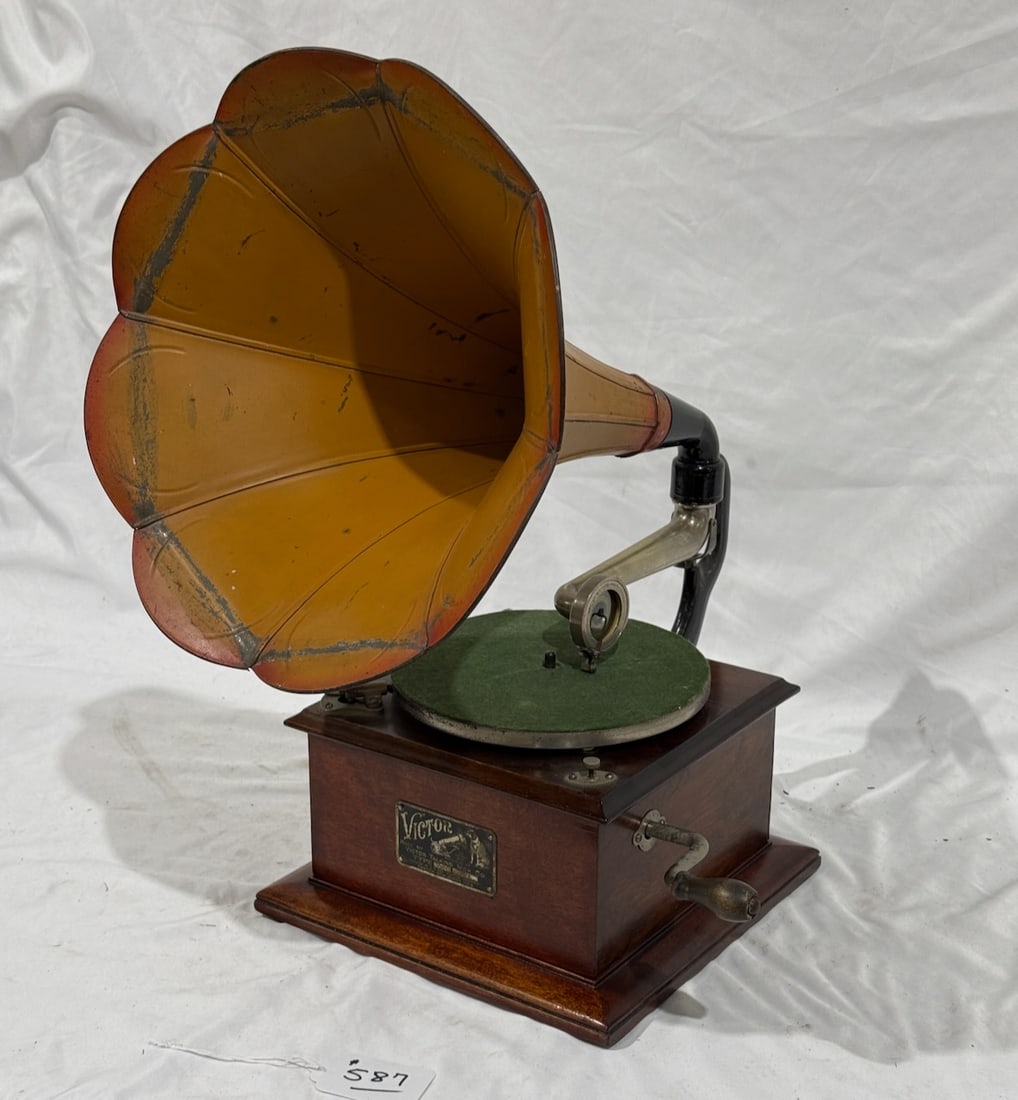 Victor O Disc Phonograph (1 of 3)