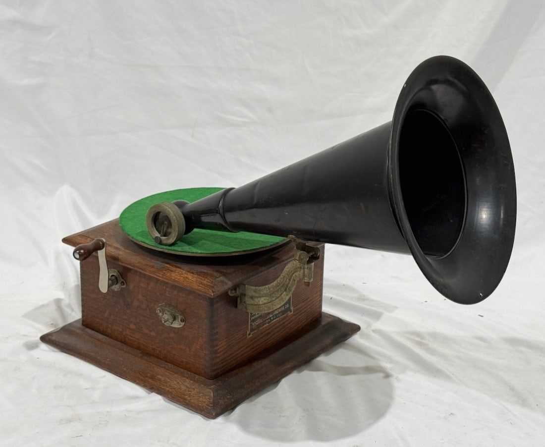 Victor Junior Disc Phonograph (1 of 3)