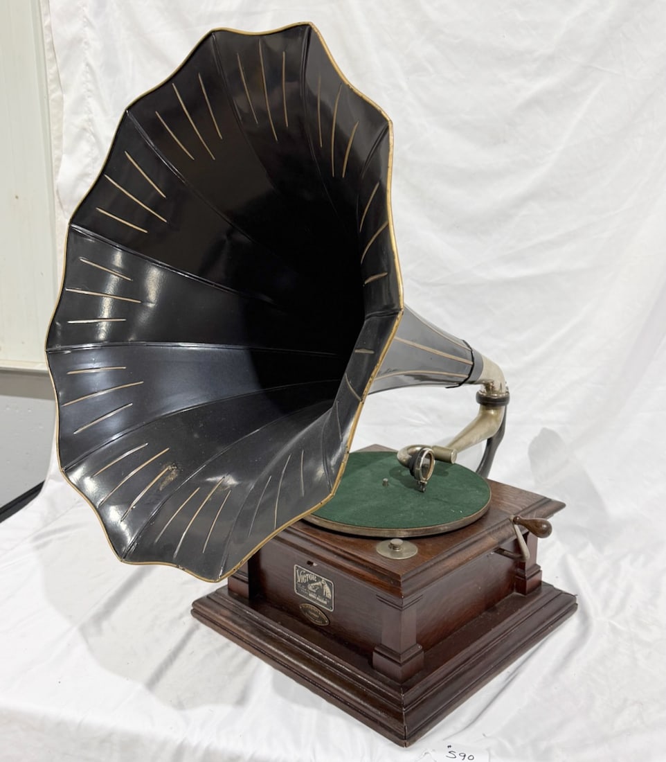 Victor V Disc Phonograph (1 of 3)