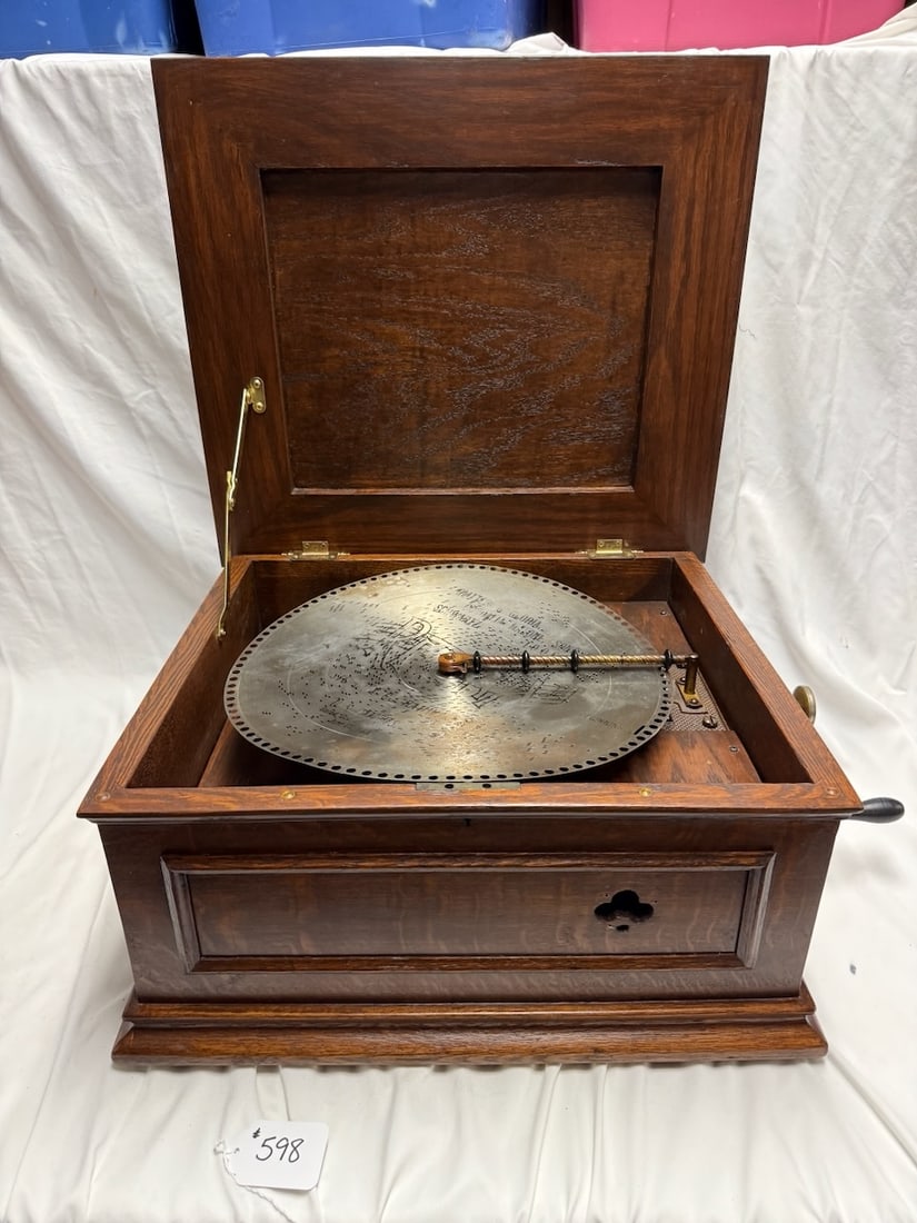 Regina 15-1/2" Music Box (1 of 4)