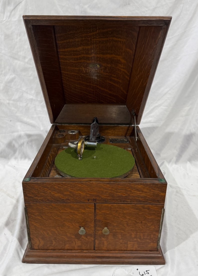 Victor VV-VIII Disc Phonograph (1 of 3)