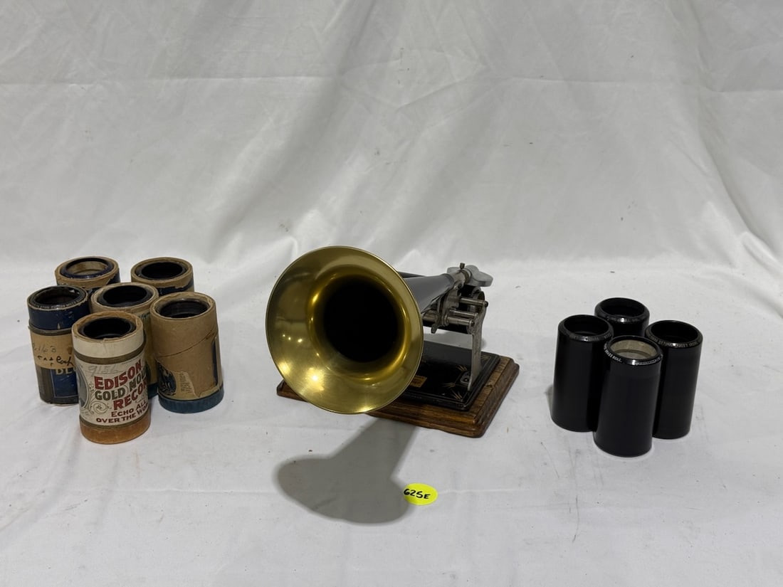 Columbia Q Cylinder Phonograph with Cylinders (1 of 4)