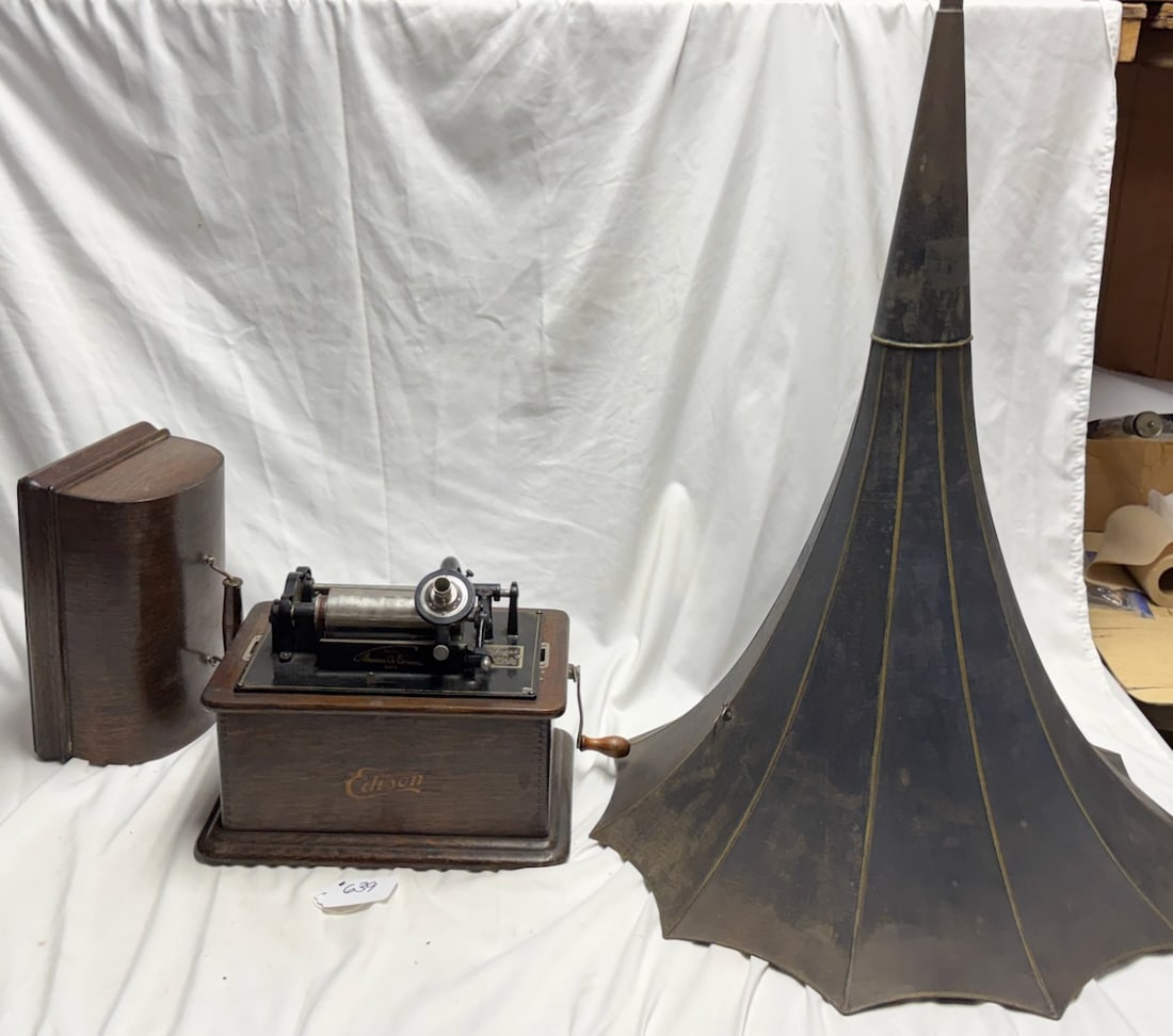 Edison Standard Cylinder Phonograph (1 of 4)