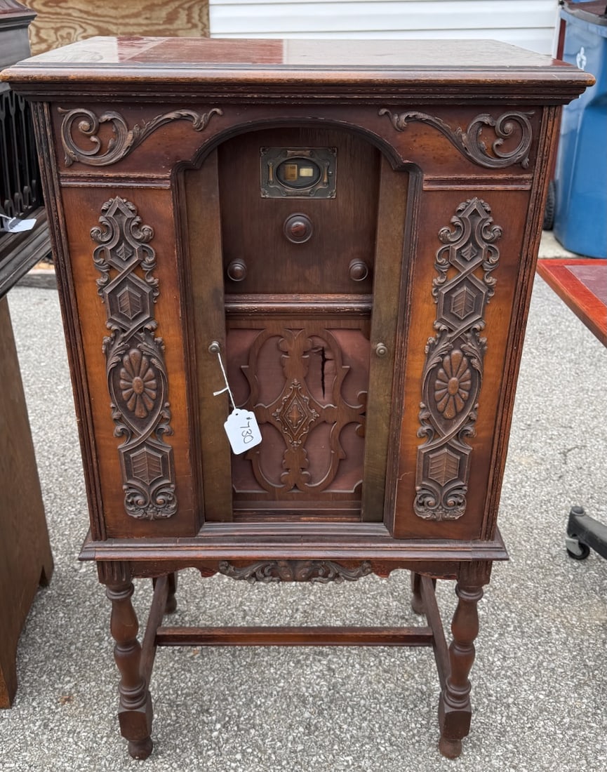 Edison Floor Model Radio (1 of 3)