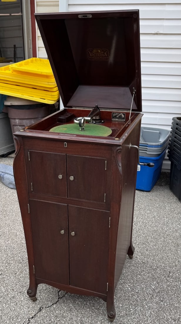 Victor Victrola VV-XI Disc Floor Model Phonograph (1 of 3)