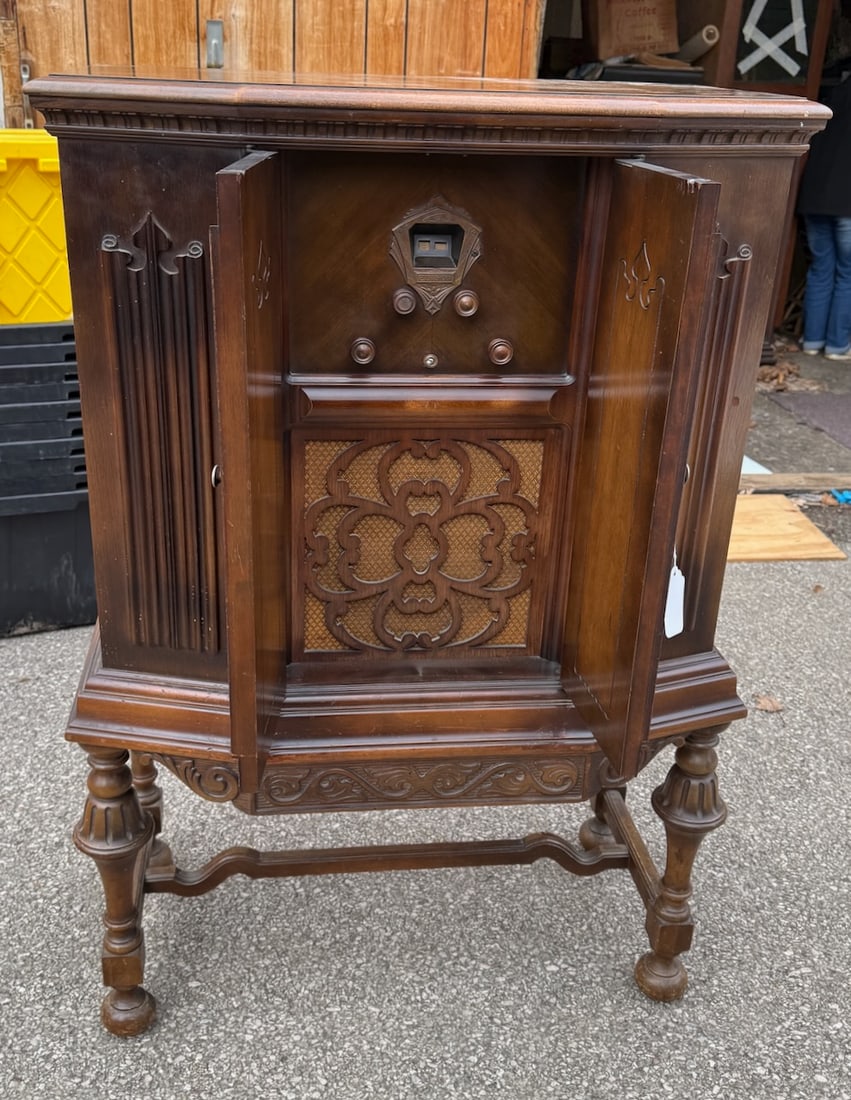 Edison Floor Model Radio (1 of 3)