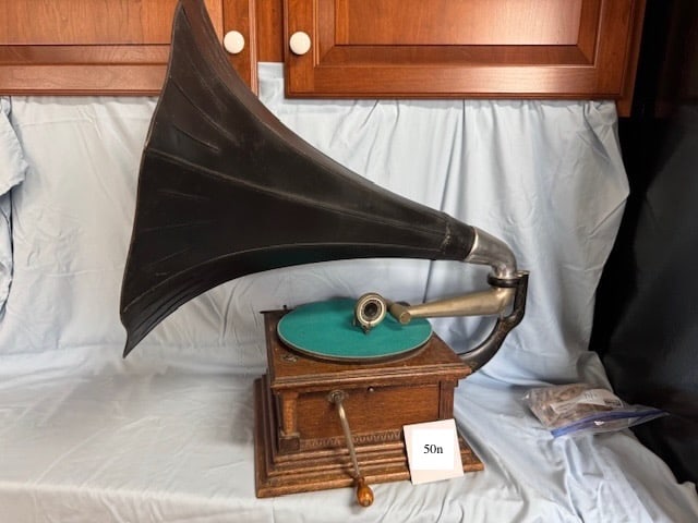 Antique Victor Model M Phonograph (1 of 3)