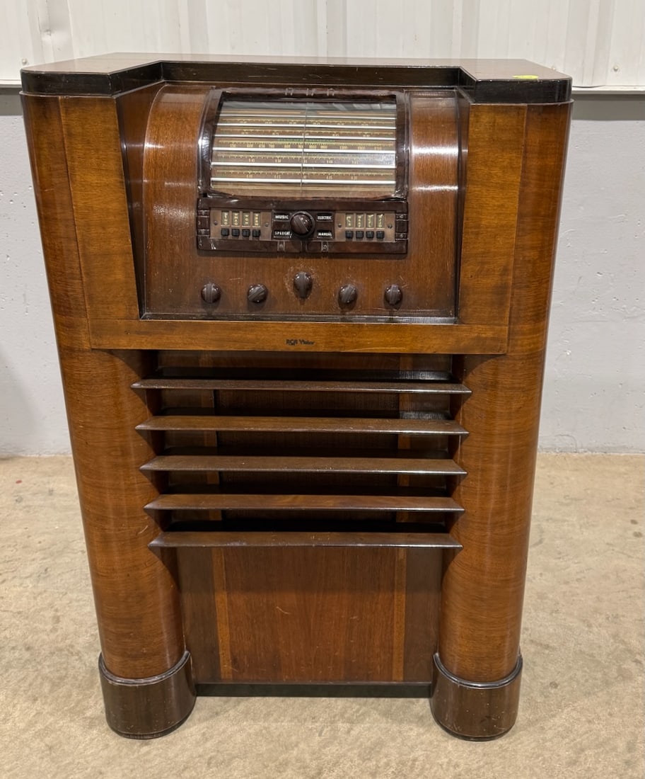 RCA Victor Floor Model Radio: Model 813K, Complete, Needs restoration. C1935