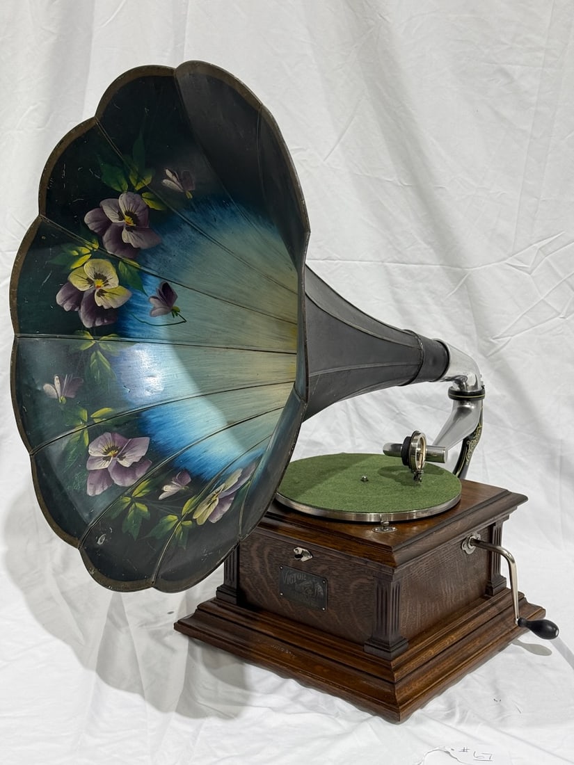 Victor III Disc Phonograph: Exhibition reproducer, crank, painted flowered panel horn, SN-881A?